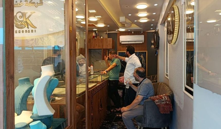 Motosikletli soyguncular dehşet saçtı: Kuyumcuda 2 çalışan vurup, 1 kilo altın çaldılar