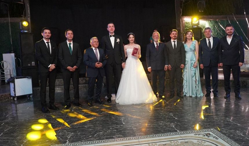 Dursun Ataş, o çifti özel gününde yalnız bırakmadı