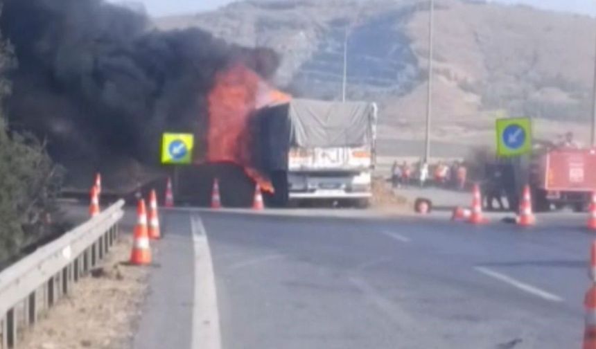 Otoyolda arpa yüklü tır yandı! sürücü yaralandı