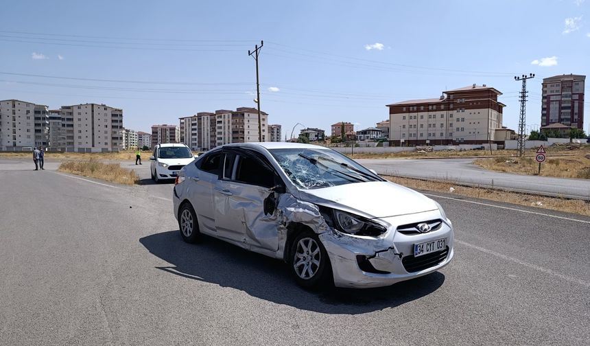 Kamyonet ile otomobil çarpıştı! 3'ü çocuk 6 yaralı