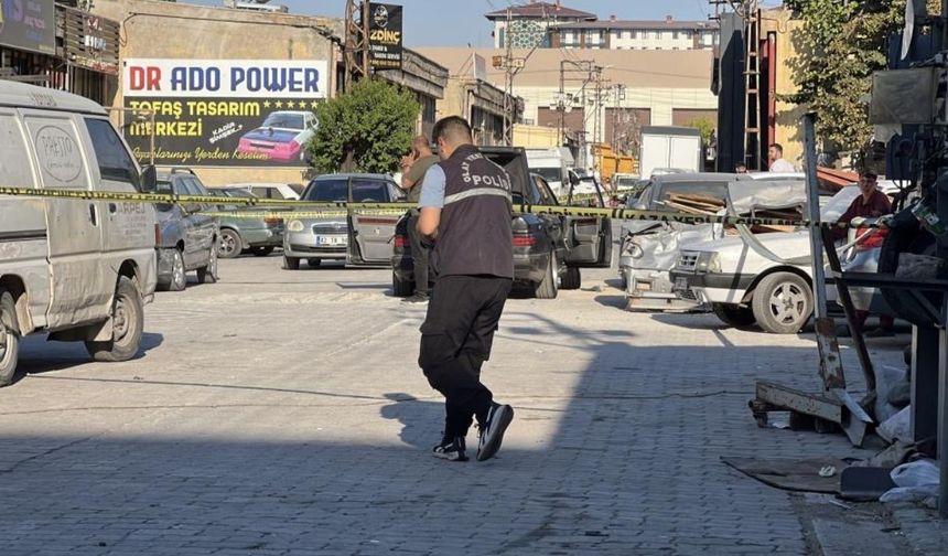 Sanayi bölgesinde tamirci ile müşteri arasında bıçaklı kavga: 3 kişi yaralandı