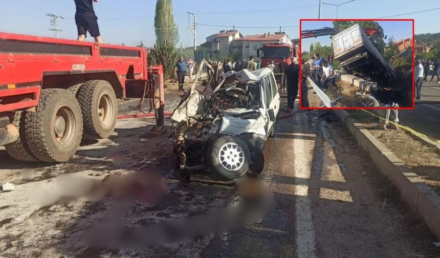 Tır ile otomobil çarpıştı, Ortalık savaş alanına döndü! 3 ölü