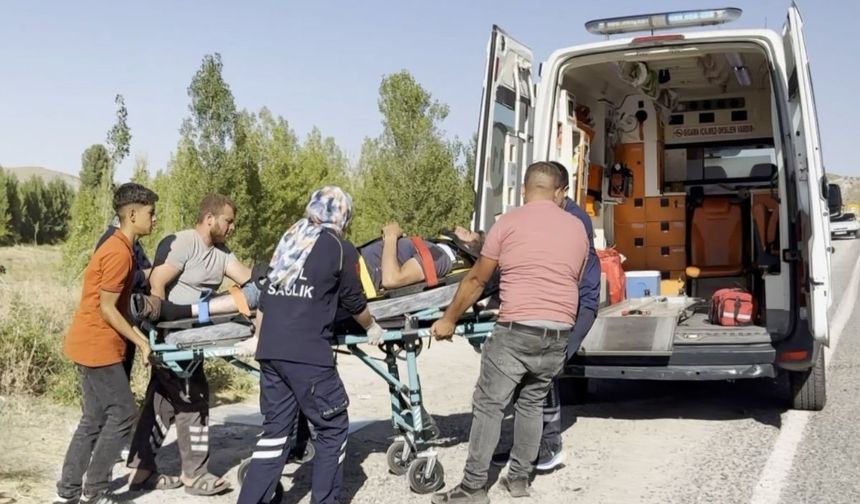 Virajı alamayan kamyonet takla attı! Baba ve oğlu yaralandı