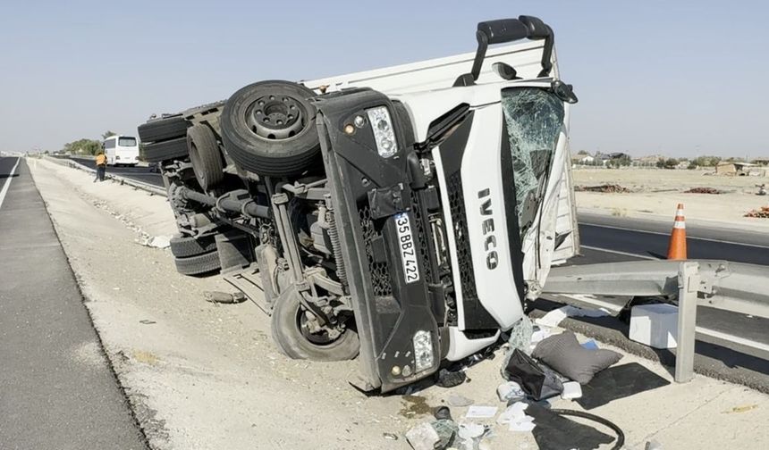 Direksiyon hakimiyetini kaybeden kamyonet bariyerlere çarptı: 1 yaralı