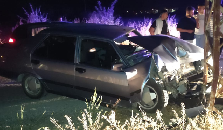 Elektrik direğine çarpan otomobilde 3 yaralı