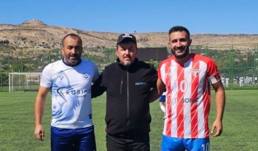 Abi kardeş maçta birbirlerine rakip oldu