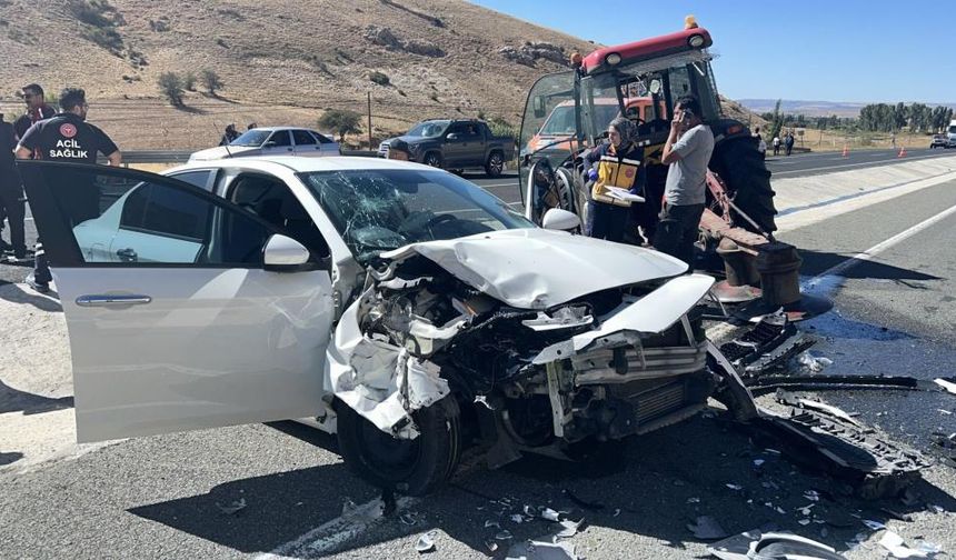 Bünyan'da otomobil ile traktör çarpıştı çok sayıda yaralı var