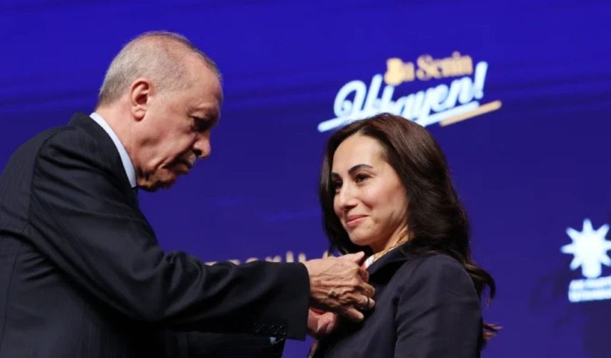 CHP’nin ikinci Özlem’i de AKP’ye geçti! Rozeti Erdoğan taktı