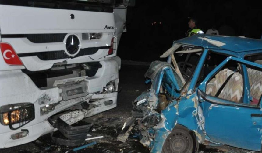 Afşin'de feci kaza! Tır ve otomobil kafa kafaya geldi