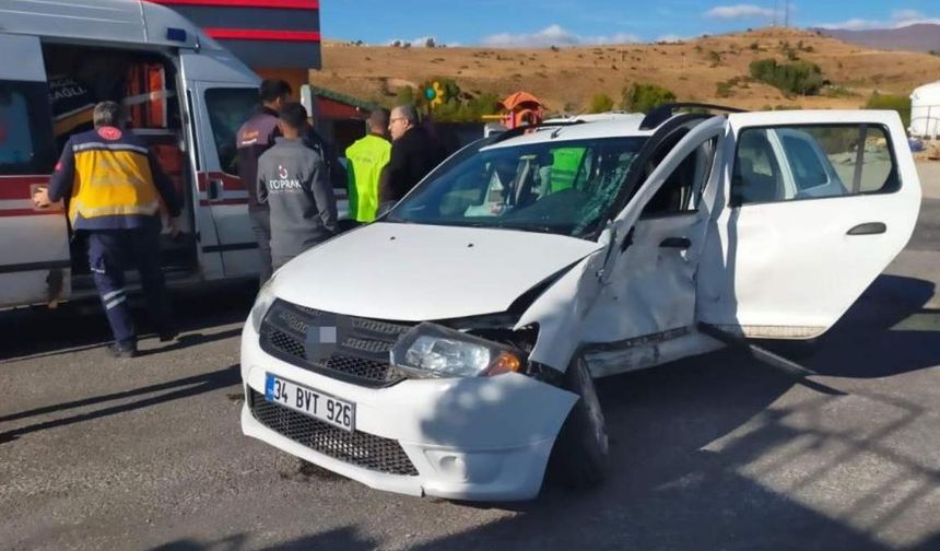 Sivas'ta trafik kazası: İki hafif ticari araç çarpıştı!