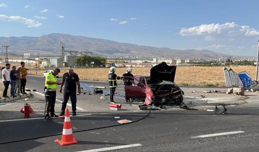 Refüje çarpan otomobil alev alev yandı!