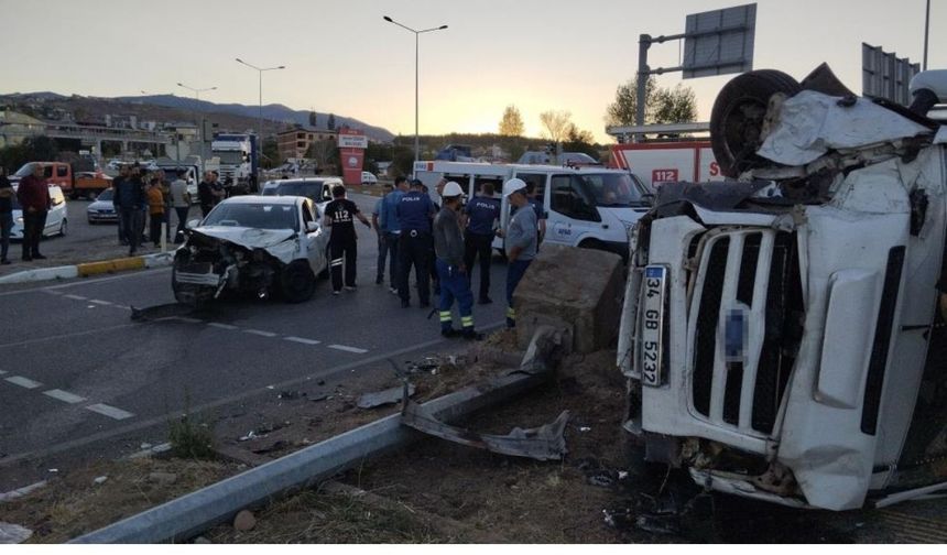 Fındık işçilerini taşıyan minibüs ile otomobil çarpıştı: 15 yaralı