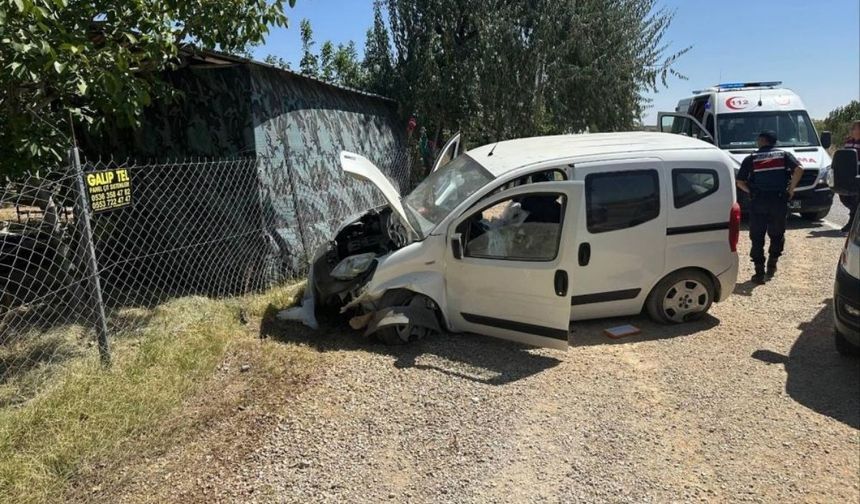 Lastiği patlayan araç bariyerlere çarptı: 2 yaralı