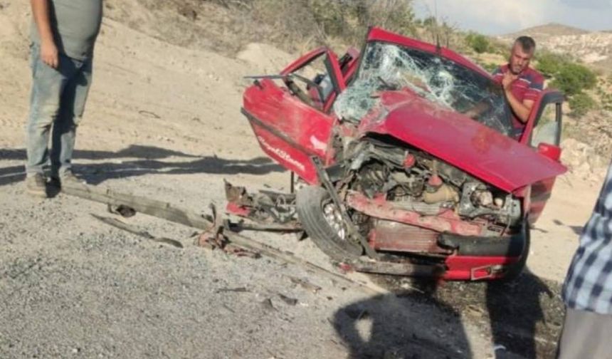 Otomobil ile minibüs kafa kafaya çarpıştı: 1 ölü, 2 yaralı
