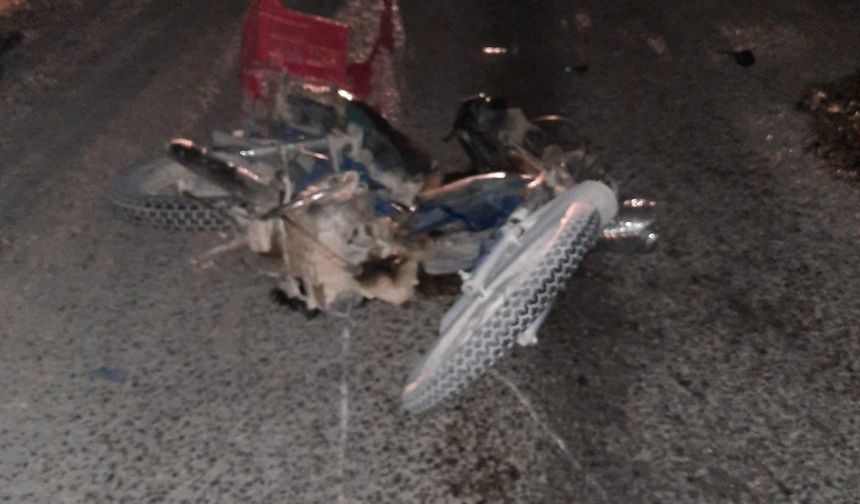 Otomobille motosiklet çarpıştı: 3 yaralı
