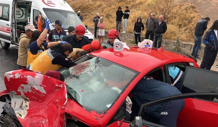 Turist minibüsüyle otomobil çarpıştı çok sayıda yaralı