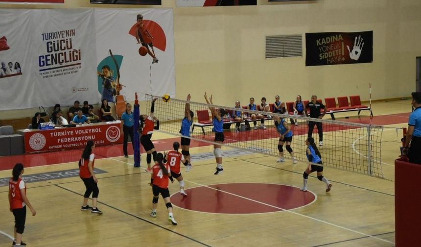 Kayseri Voleybolunda Midi Kızlar sahne aldı