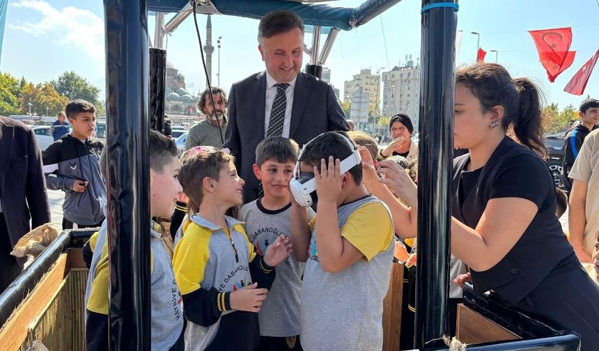 Kayseri’de Mobil Dijital Gençlik Merkezi açıldı