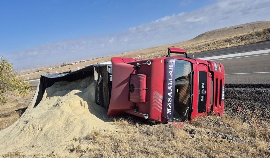 Kontrolden çıkan tır devrildi: Sürücü yaralandı