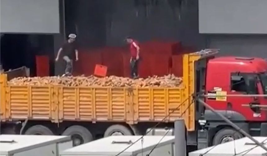 Belediyeden skandal görüntü: Ekmekleri ayaklarıyla ezdiler