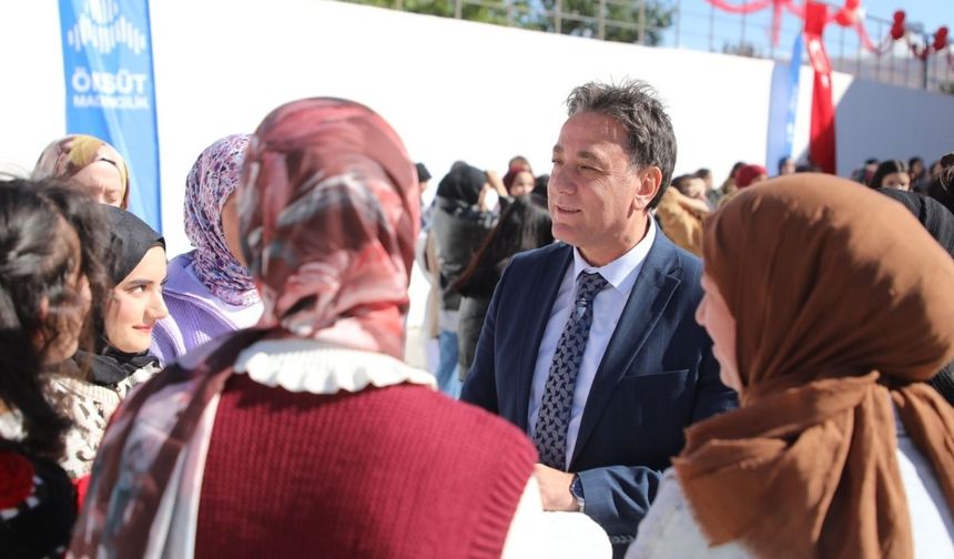 Develi KYK Kız Yurdu önünde dikkat çeken kutlama!