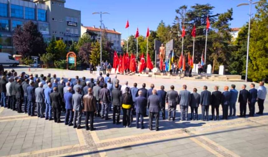 Kayseri’de muhtarların akın ettiği etkinlik! Atatürk anıtına çelenk sunuldu