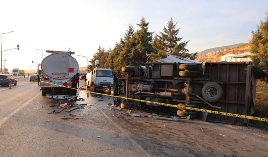 Yakıt tankerine çarpan kamyonetin sürücüsü feci şekilde can verdi!