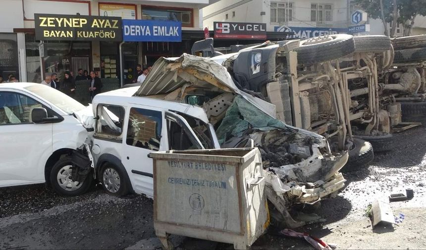 Malatya’da freni patlayan hafriyat kamyonu araçların arasına daldı: 5 yaralı
