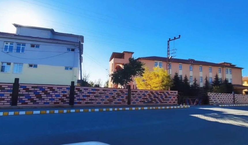 Tomarza’da görevine dönen Müdür Yıldırım, Okulu baştan aşağı yeniledi!