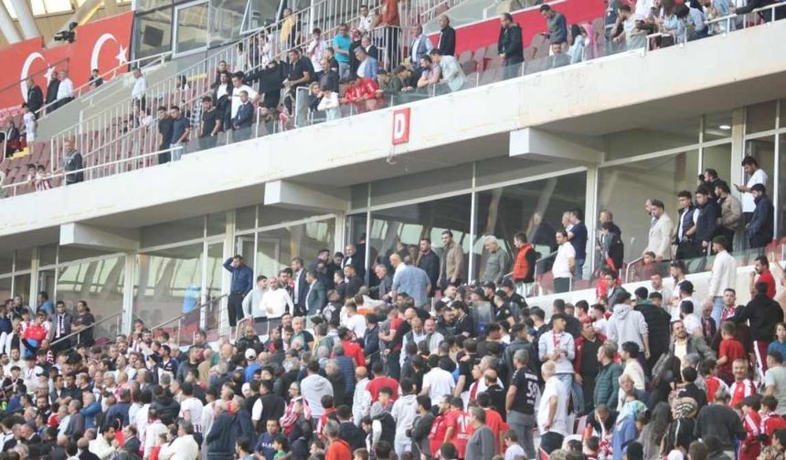 Sivasspor’da tribünler karıştı:Başkan Gökhan Karagöl tribüne indi!