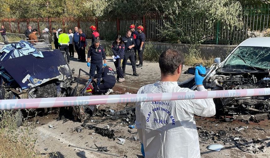 Sivas’ta iki araç kafa kafaya çarpıştı: 1 ölü, 1 yaralı