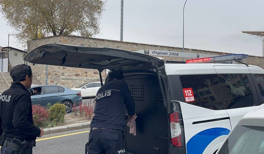 Eşi tarafından bıçaklanan adam adliyenin önünde pompalı tüfekle korku saçtı