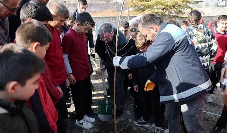 Başkan Özdoğan öğrencilerle birlikte fidan dikti