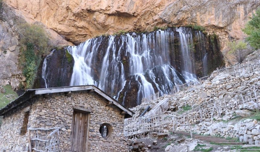 Kayseri'de yıl boyu durmayan Şelale dünyada parmakla gösteriliyor!