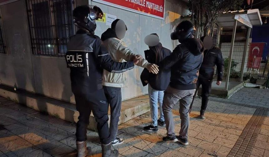 Parkta uyuşturucu içen 12 kişi suçüstü yakalandı!