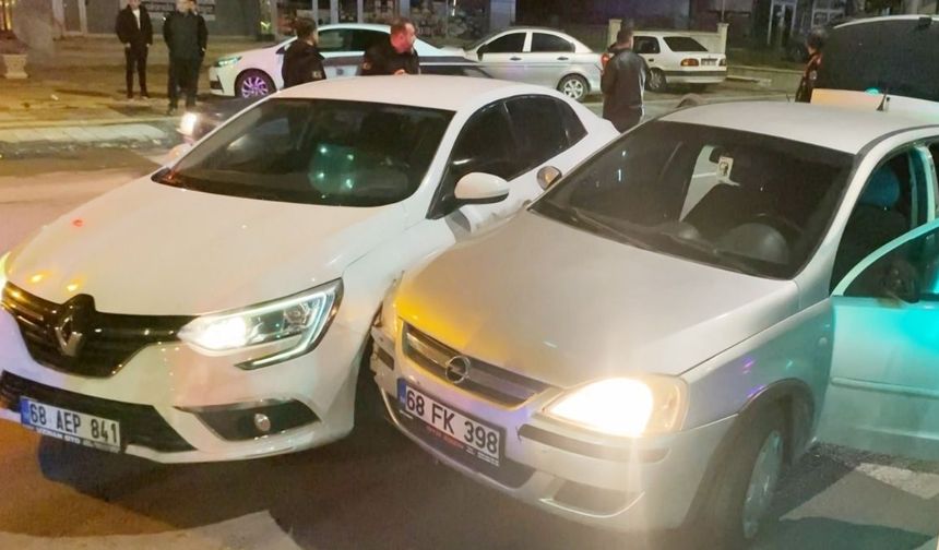 Aksaray’da alkol alıp araç başına geçti: Emniyet müdürünün makam aracına çarptı