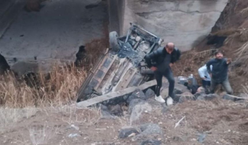 Köprü altına düşen araçta can pazarı: 1 ölü, 2 yaralı