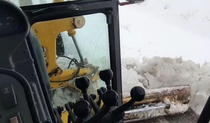 Adana'yı Kayseri'ye bağlayan yol kapandı! kar yağışı alarm verdi