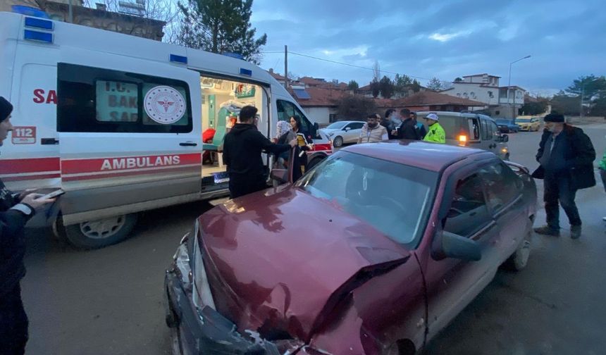 İki araç kafa kafaya çarpıştı: 3 yaralı