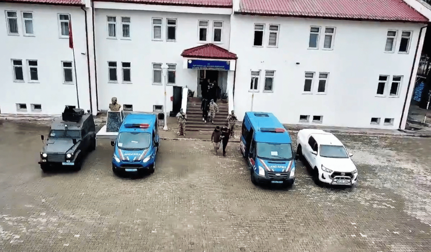 Yol kontrolünde şüpheli minibüs: 10 kişi tespit edildi