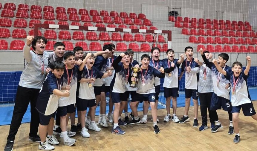 Talas 75. Yıl Mühibe Germirli Ortaokulu’ndan büyük başarı! Namağlup şampiyon oldular