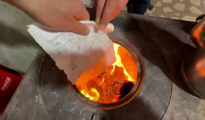 Bakkalın defteri alev alev yandı! Yoksulun borcu sıfırlandı!