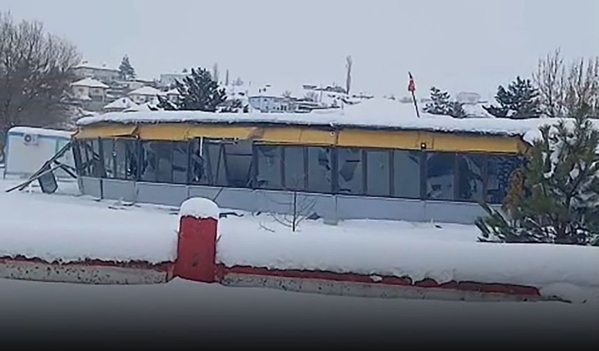 Karın ağırlığına dayanamayan düğün salonunun çatısı çöktü!