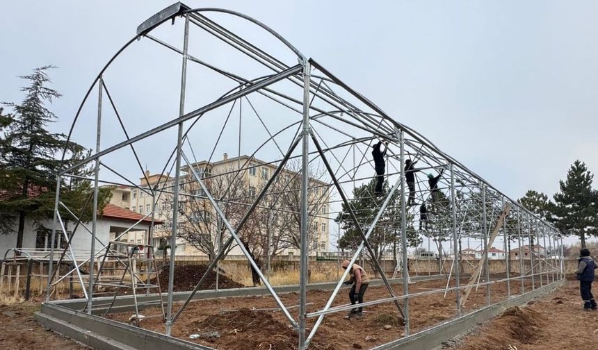 Kayseri’de gençler artık serada yetişecek: Büyükşehirden 460 bin TL’lik yatırım