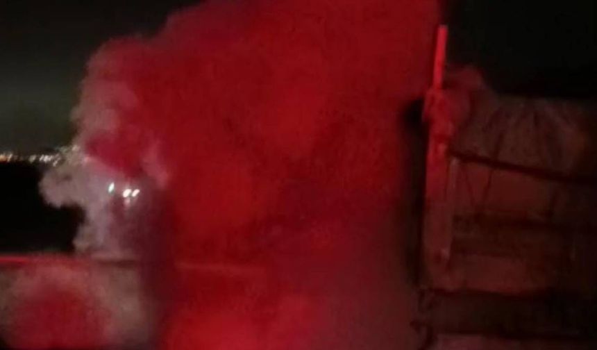 Malatya’da seyir halindeyken aniden alev alan tır küle döndü