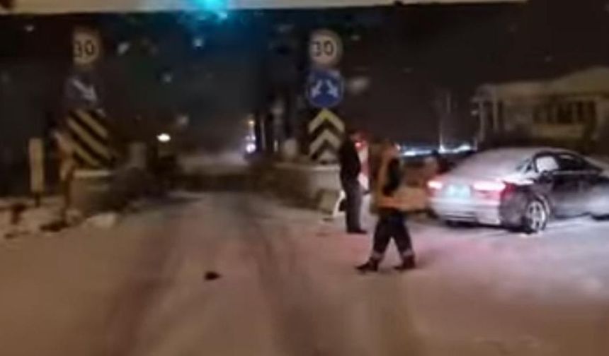 Niğde-Adana otoyolunda arabayı gişeye çarparak durdurdu: 2 ağır yaralı!