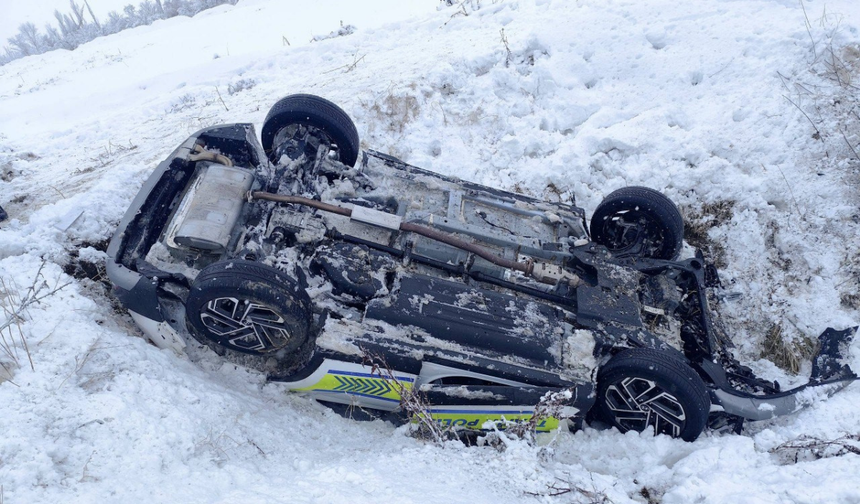 Kış Şartları yine can yaktı: Polis aracı şarampole yuvarlandı