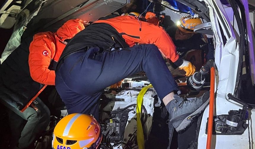 Sivas'ta zincirleme kaza! 8 kişi yaralandı, kamyon devrildi