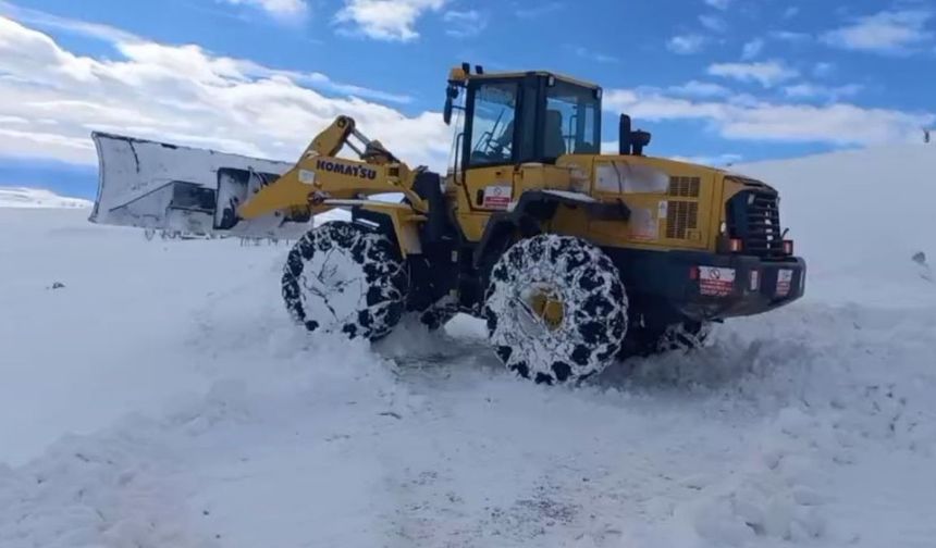 Cenaze aracı mahsur kaldı! Yoğun tipi uyarısı