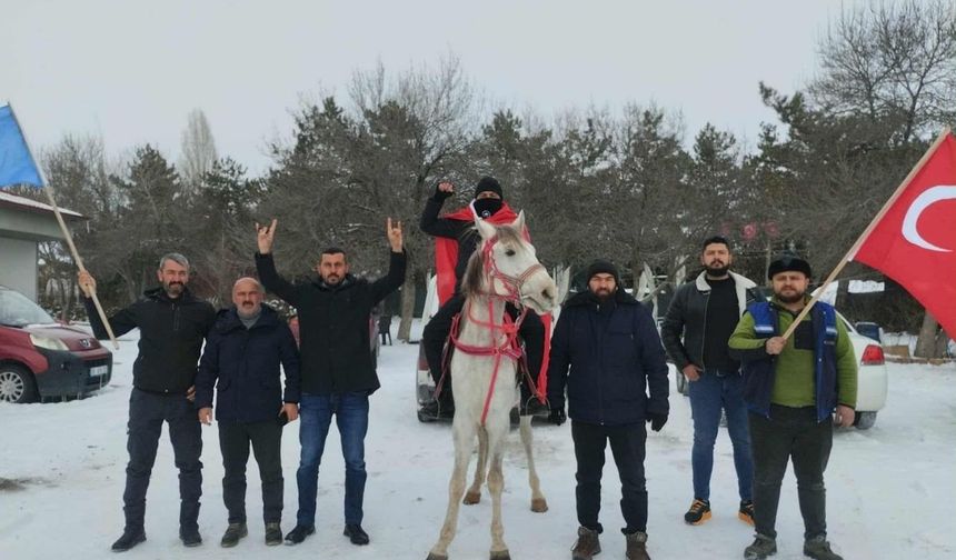 Tomarza’da bayrak hassasiyeti! At üstünde Türk bayrağıyla tur attı